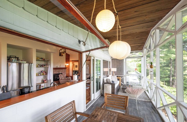 Sunrise Bungalow - Lake and Mountains View