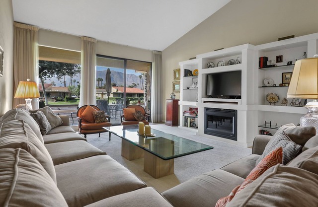 Sunrise Country Club with Spectacular Mountain, Golf Course and Sunset Views!!