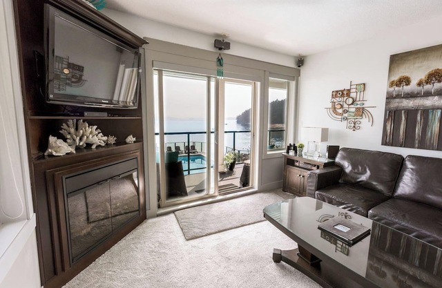 Sunrise Cove Apt at Inn of The Sea | Seaview, pool, hot tub