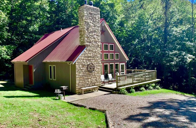 Sunrise Forest, a peaceful retreat in the Hocking Hills region, sleeps 9