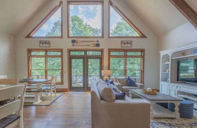 Sunrise Retreat - Luxury Lakefront Retreat - Hot Tub, Outdoor Fireplace