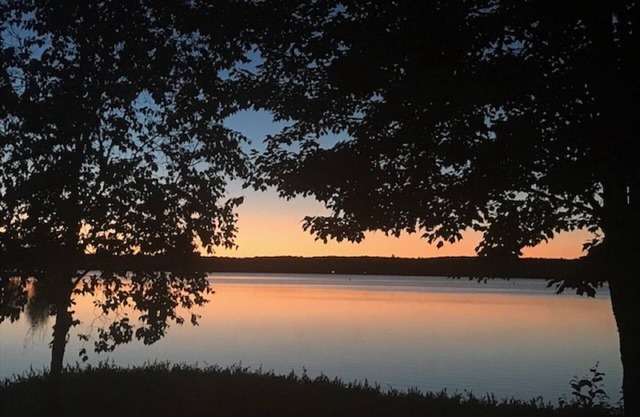 NEUES LISTING: Sonnenaufgang-Rückzug auf Wolfsee