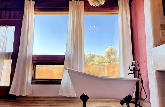 Sunrise Sanctuary: Tranquil El Prado Retreat, Mountain Views, 11 mi from Taos