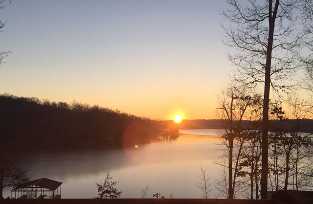 Neu! 'Sunrise Serenity' Luxury Lake House