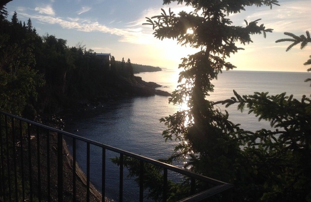 "Sunrise & Serenity" liegt direkt am Lake Superior Shoreline von North Shore