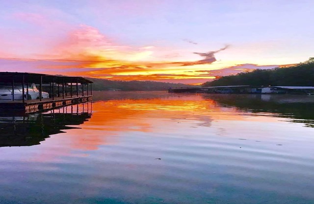 Sunrise Shores Cabin # 1 Lake Front mit einem Pool !!