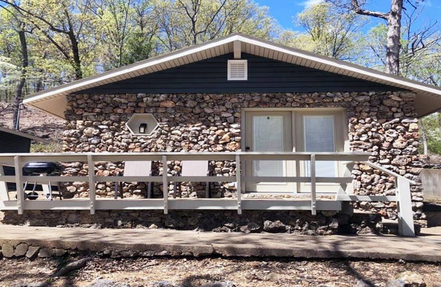 Sunrise Shores Cabin # 2 Lake Front mit einem Pool!