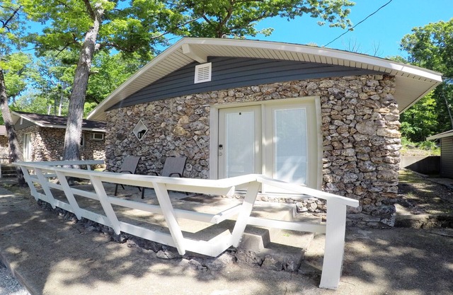 Sunrise Shores Cabin # 3 Lake Front mit einem Pool! + WOOF