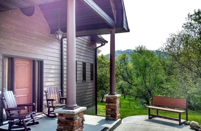 Sunrise Suite Retreat, River on Property, Adults Only, No Pets, Peace and Quiet!