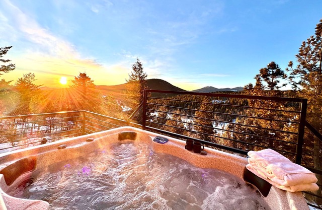 Sunrise+Sunset views - HotTub / Firepit / RecRoom / BBQ / Yoga studio /Treadmill
