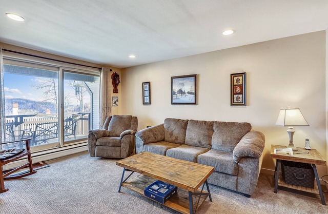 Sunrise Timberline I7 Quaint 2 bedroom Sunrise Timberline I7 Ski to/from. Pets welcome