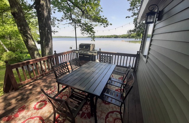 Sunrise Views Cabin with AC, Game Room & Bar
