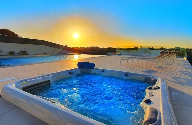 Sunrise Villa by Laranjal Rentals