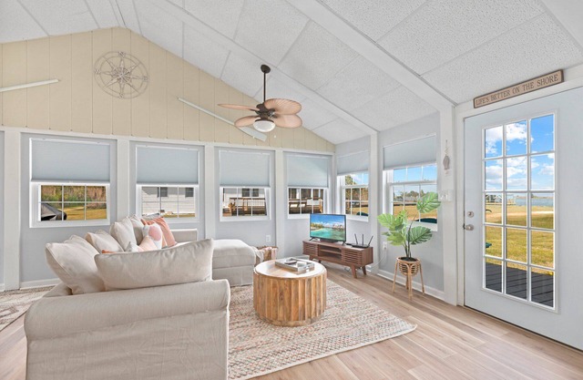 Sunrise Waterfront Cottage with Dock & Kayaks!