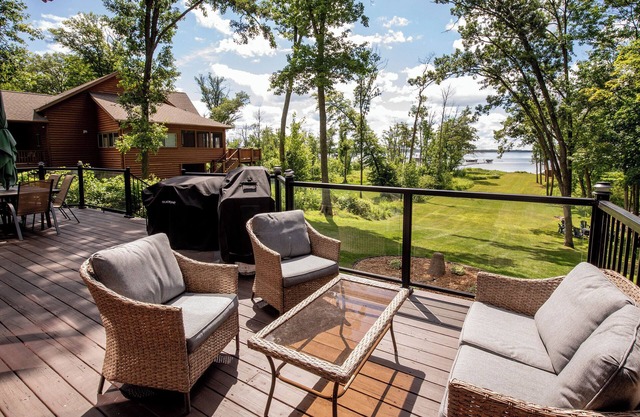 Amazing Sunroom- Large Yard, Kayaks, Games, Water Toys, Dock & More!