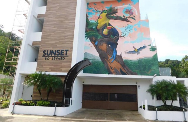 Sunset 205, sleeps six, next door to the pool, 100m to the beach!