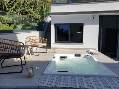 Sunset Avenue for couple w/jacuzzi spa hot water