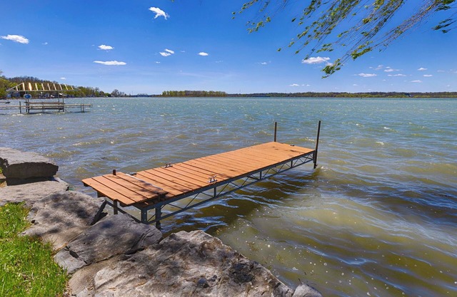 Sunset Bay: "Ein malerischer Bungalow am See"