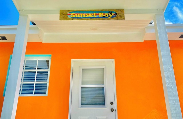Sunset Bay - Charming 1-Bedroom House with Ocean/Canal Views