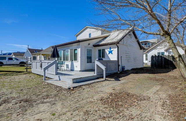 Sunset Bay Cottage: Walk to Lake Erie & Beach!