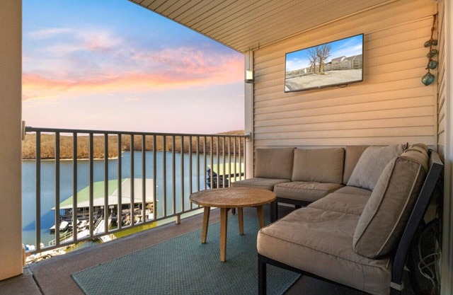 Sunset Bay - Lakeside Pool, Elevator & Location!