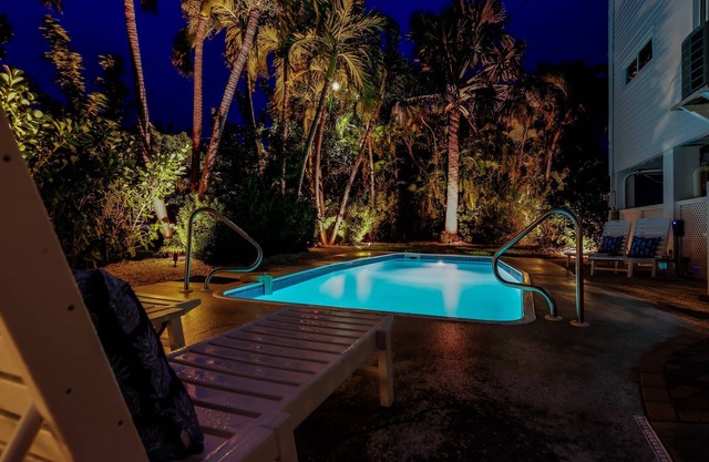 Sunset Bay: Spacious 5BR Getaway with Dockage, Heated Pool & Stunning Views & Minutes from Key West
