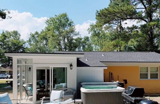 Sunset Beach Haven: BBQ, hot tub & 10min to beach!