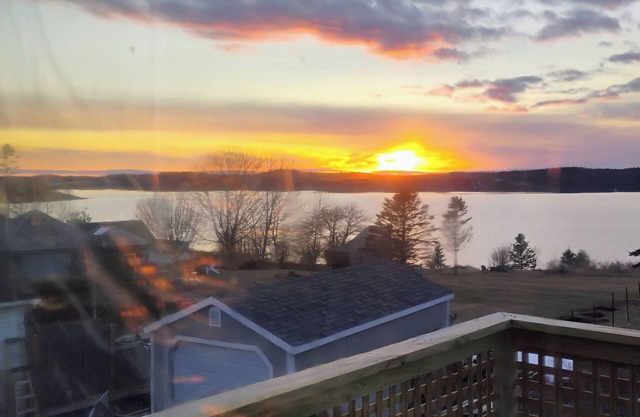 Sunset by the Bay retreat close to downtown