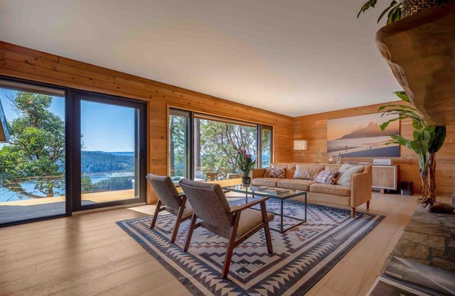 Sunset Cabin w/ hot tub in Galiano