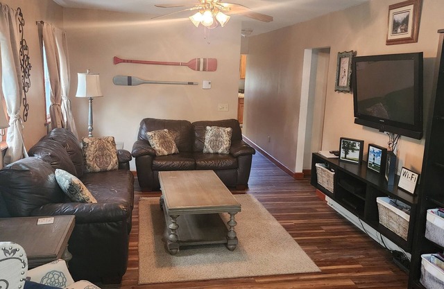 Sunset cottage complete w/large deck, fire pit and mins away from public beach