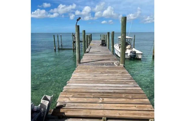 Sunset cottage on the sea of Abaco. Located in New Plymouth and near everything.