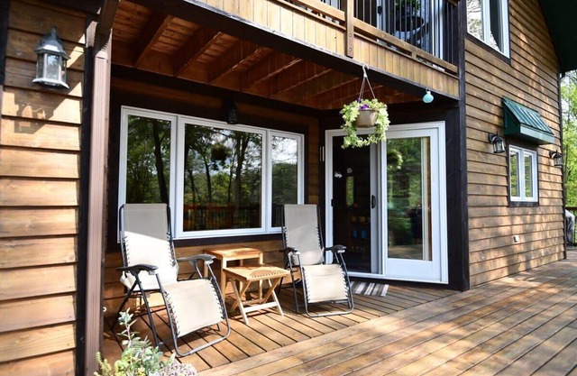 Sunset Cove Waterfront nature retreat with bunkie