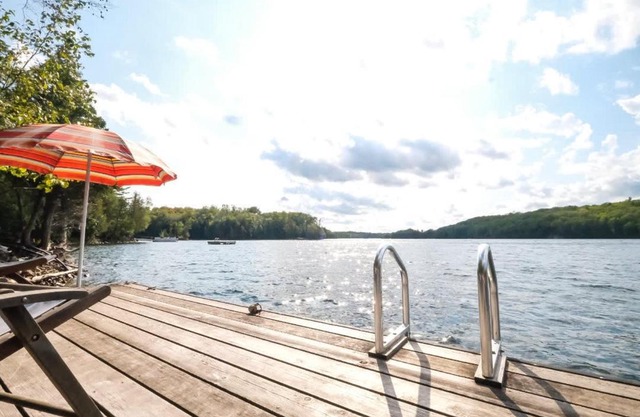 Sunset Cove Waterfront nature retreat with bunkie