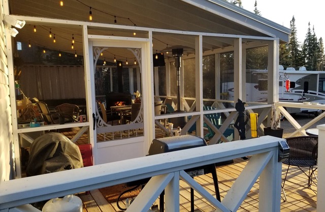 Sunset Escape! Spacious and Private Waterfront Retreat.