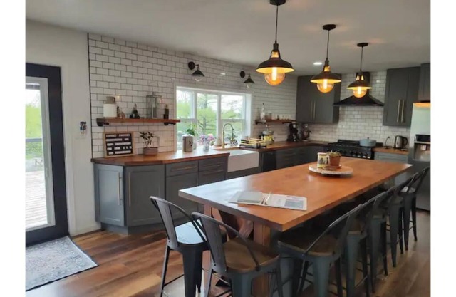 Sunset Farm Home Hosted by Shannan
