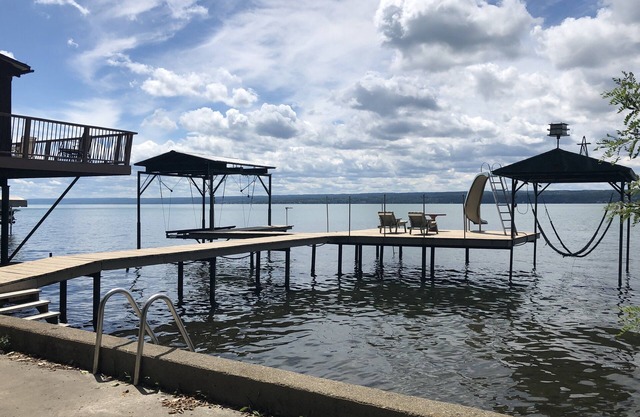Cayuga Lake: Cottage am See mit Dock, Bootsliften und ausreichend Parkmöglichkeiten