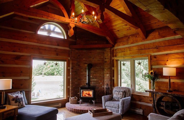 Sunset Haven on Three Acres With Private Beach Front Pond