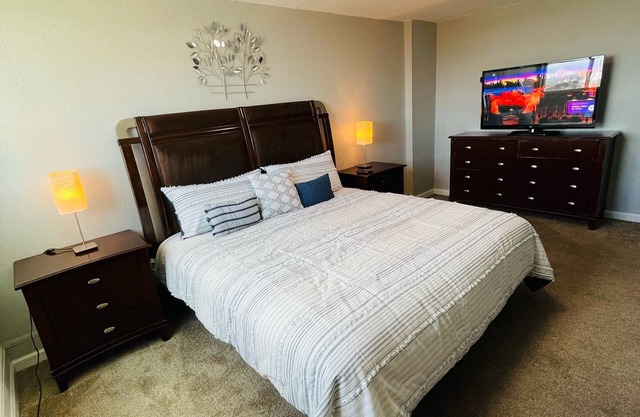 Sunset Heights Historic 1- Bedroom Apartment