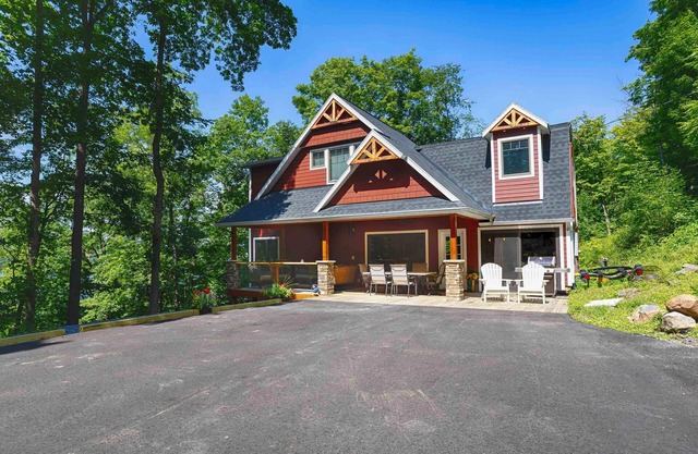 Sunset Hideaway: "Couple's Retreat + Hot Tub!"