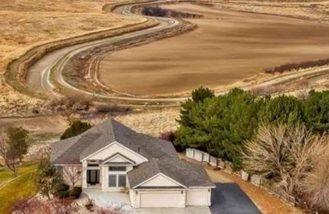 Sunset Hills1600 sq. ft. lower-level apt. (3 bedrooms, 2 king beds)