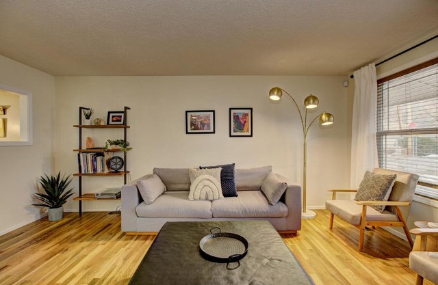 Sunset Home perfect for extended stays with fully fenced in yard, designated office, two living rooms, located across from Boise Foothills and close to Bogus Basin in Boise's North End