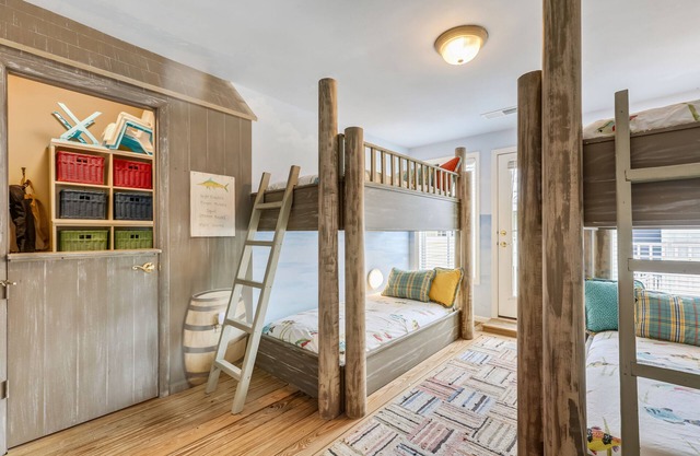 Sunset Island Beach House w/3 Large Decks, 75'' TV, quick walk to amenities