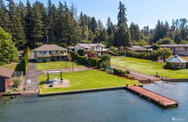 Sunset Lake Retreat @ Lake Tapps - Spacious, Sports court, Warm & Cozy Lakefront