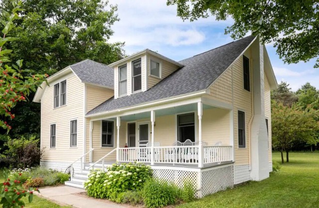 Sunset Lodge Omena Cottage guesthouse