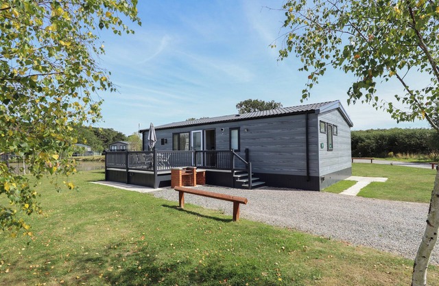SUNSET LODGE, pet friendly, with hot tub in Woodhall Spa