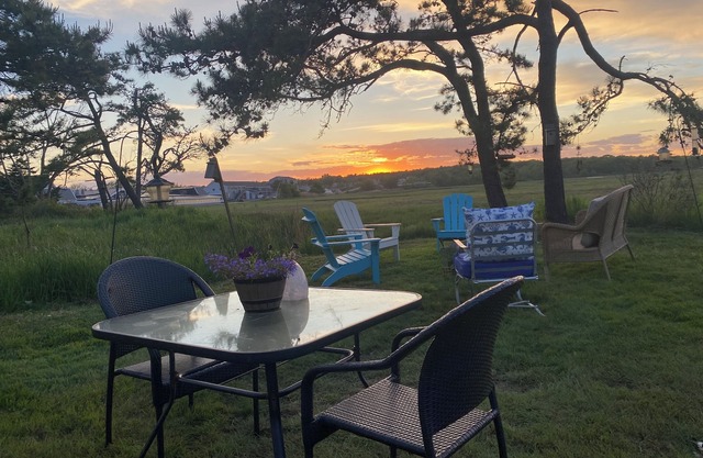Sunset loft – newly renovated, beautiful one bedroom and one loft cottage.