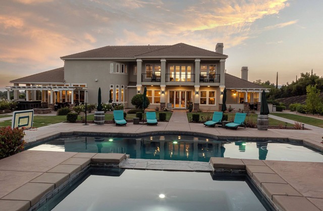 Sunset Manor: Upscale Escape with Resort Amenities