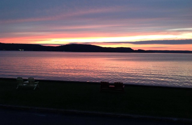 Sunset Motel On The Bay