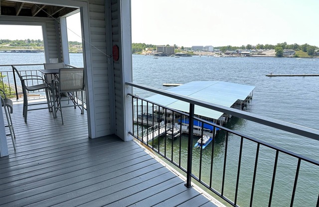 Sunset Oasis: A condo at heart of the Lake with a stunning lake view! All 5⭐️s!
