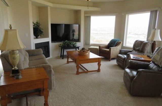 Sunset Palms Escape by Mesquite Vacation Rentals at Wolf Creek Golf Course with Amazing Views and $510 in free daily activities